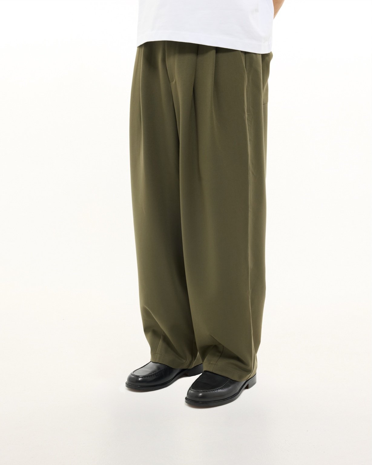 PLEATED PANT - OLIVE - SWEATS EU