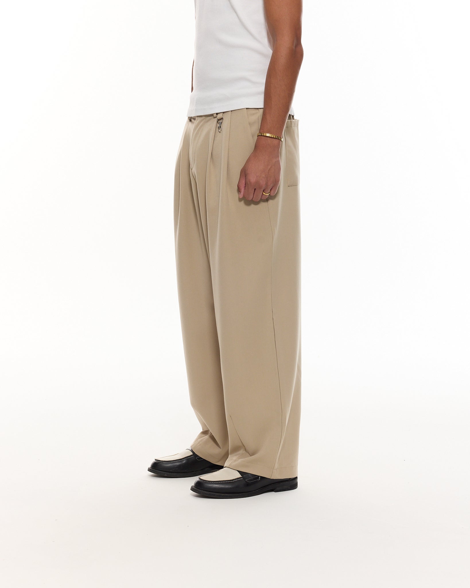 PLEATED PANT - SAND - SWEATS EU