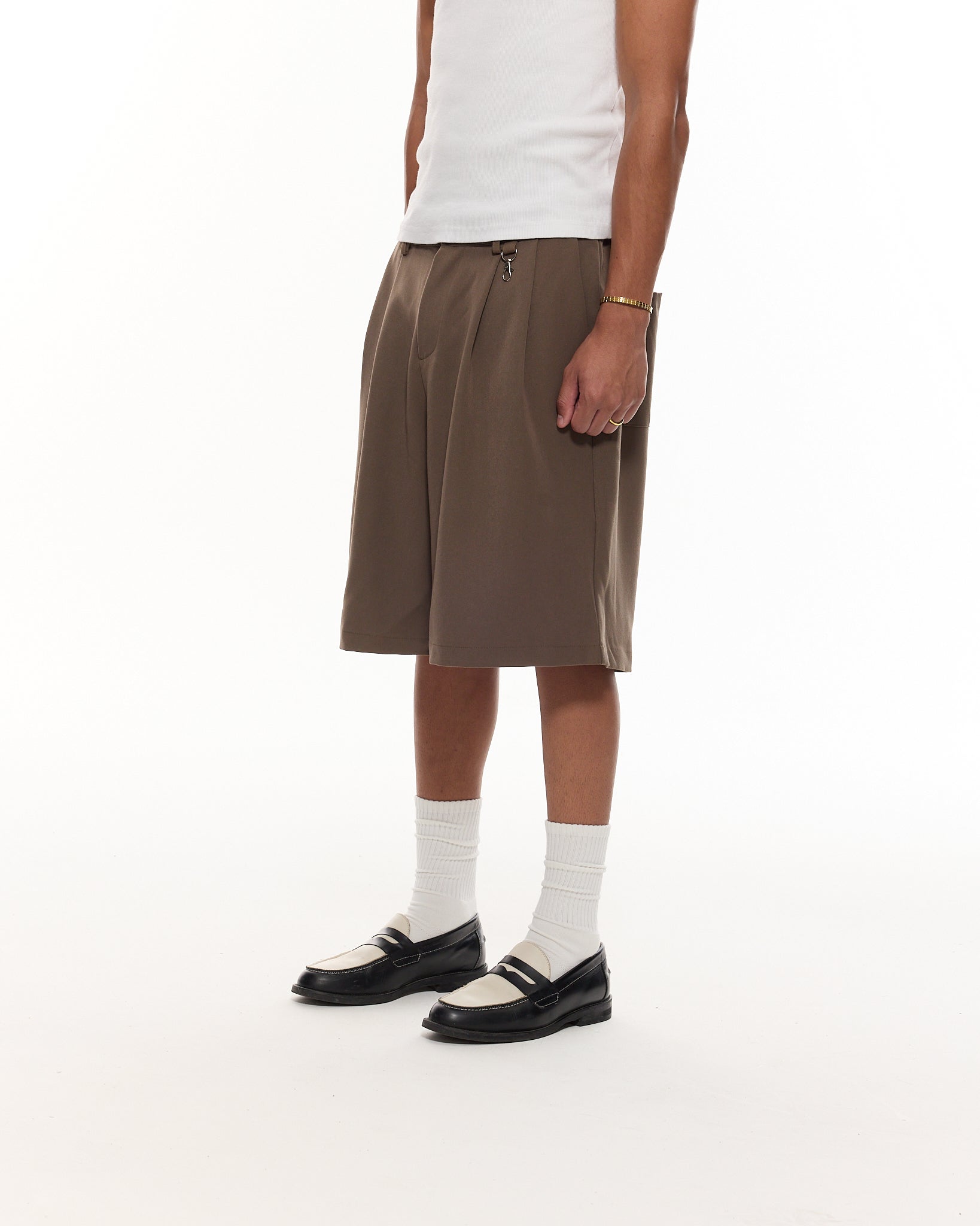 PLEATED SHORT - BROWN