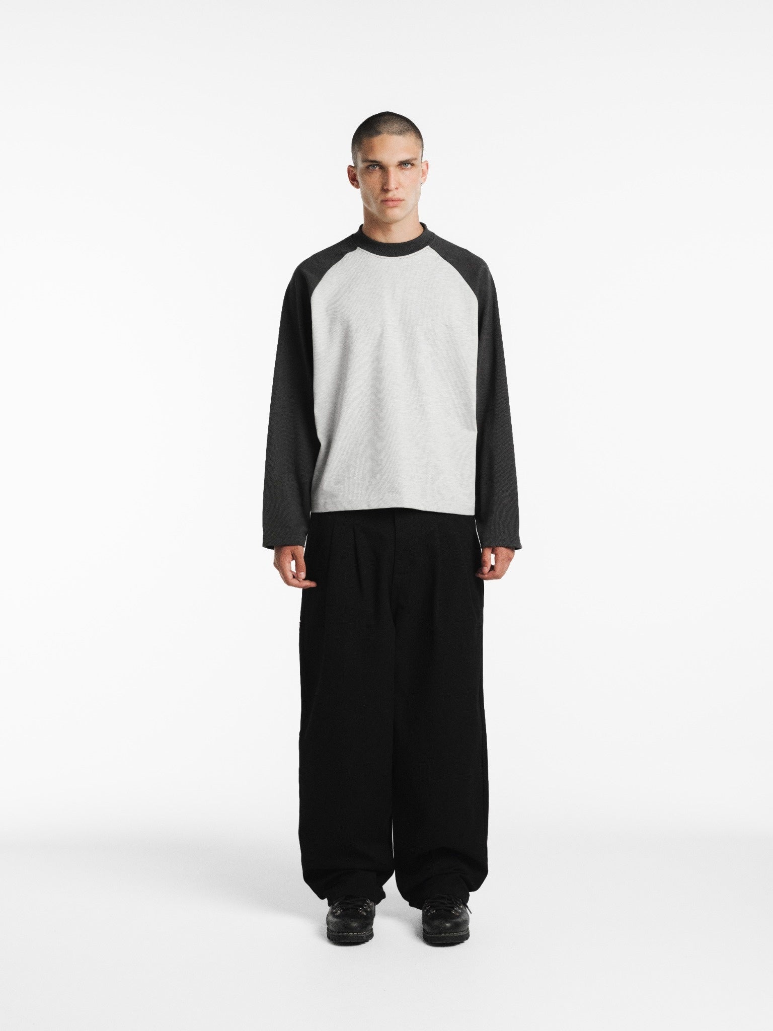 Long-sleeve raglan T-shirt in Arcticy and Granite colors by SWEATS EU, featuring a casual fit and soft fabric.