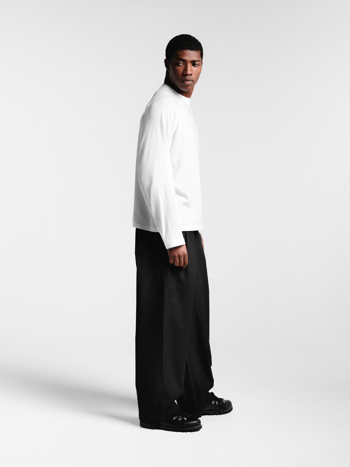 Black pleated pants from Sweats EU, stylish and comfortable men's trousers with a tailored fit.