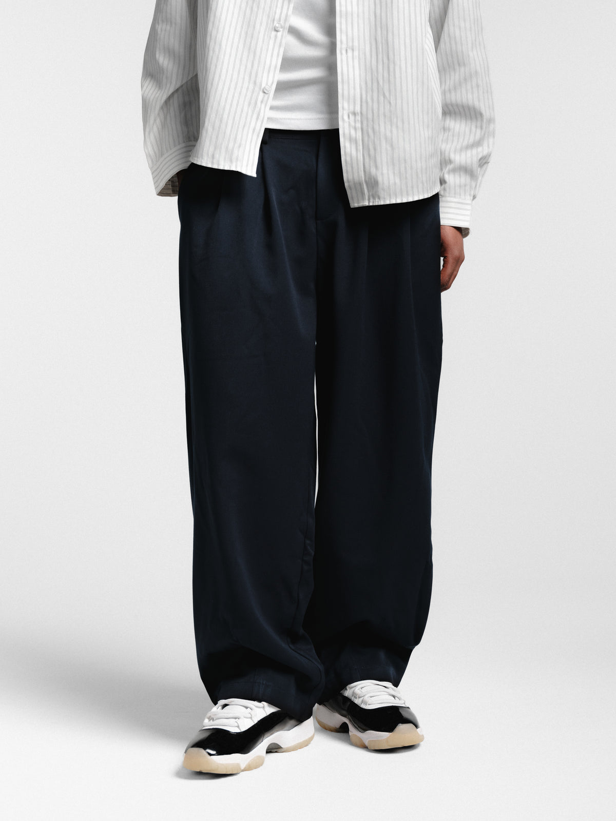 Navy pleated pants by Sweats EU, showcasing a tailored fit and classic style on a neutral background.