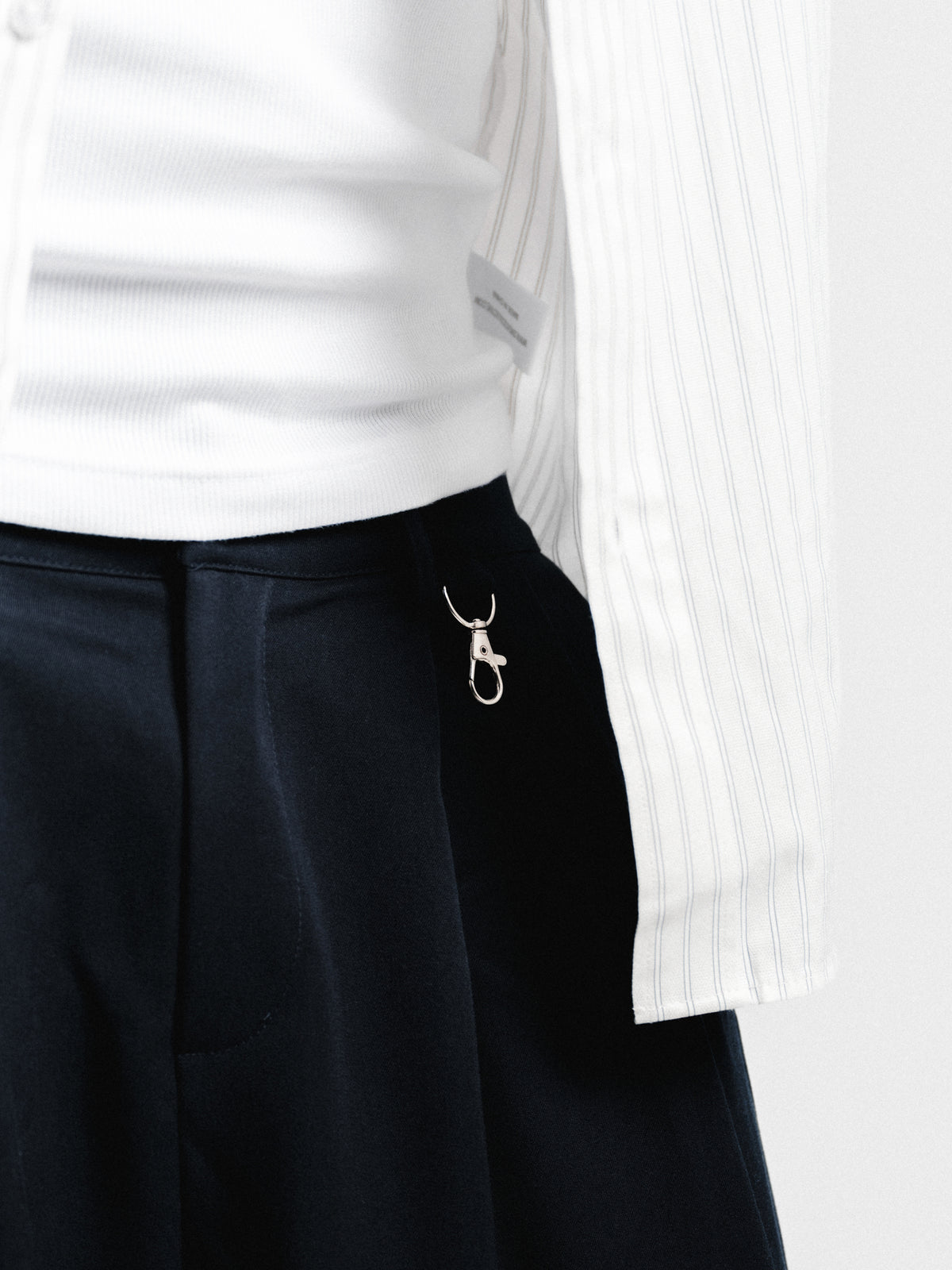 Navy pleated pants by Sweats EU, featuring a tailored fit and classic design, displayed on a neutral background.