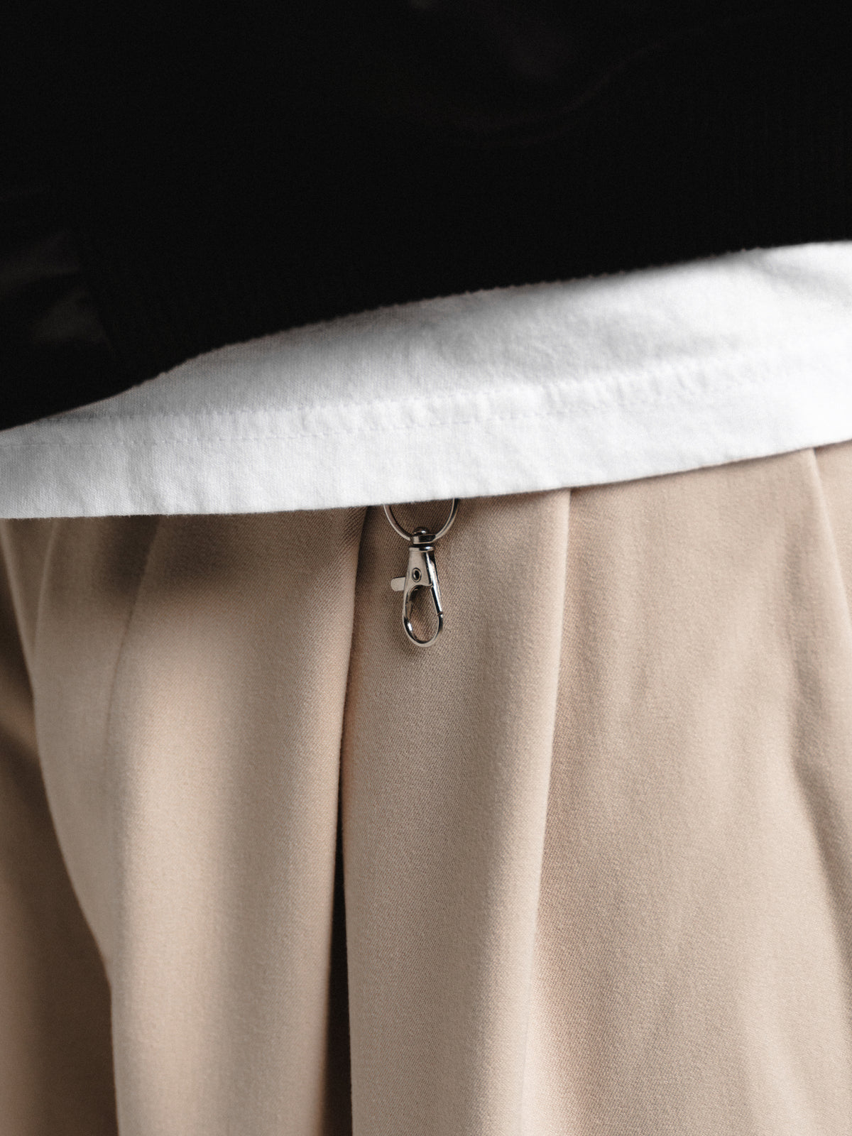Sand-colored pleated pants by Sweats EU, featuring a tailored fit and stylish pleats for a modern, sophisticated look.