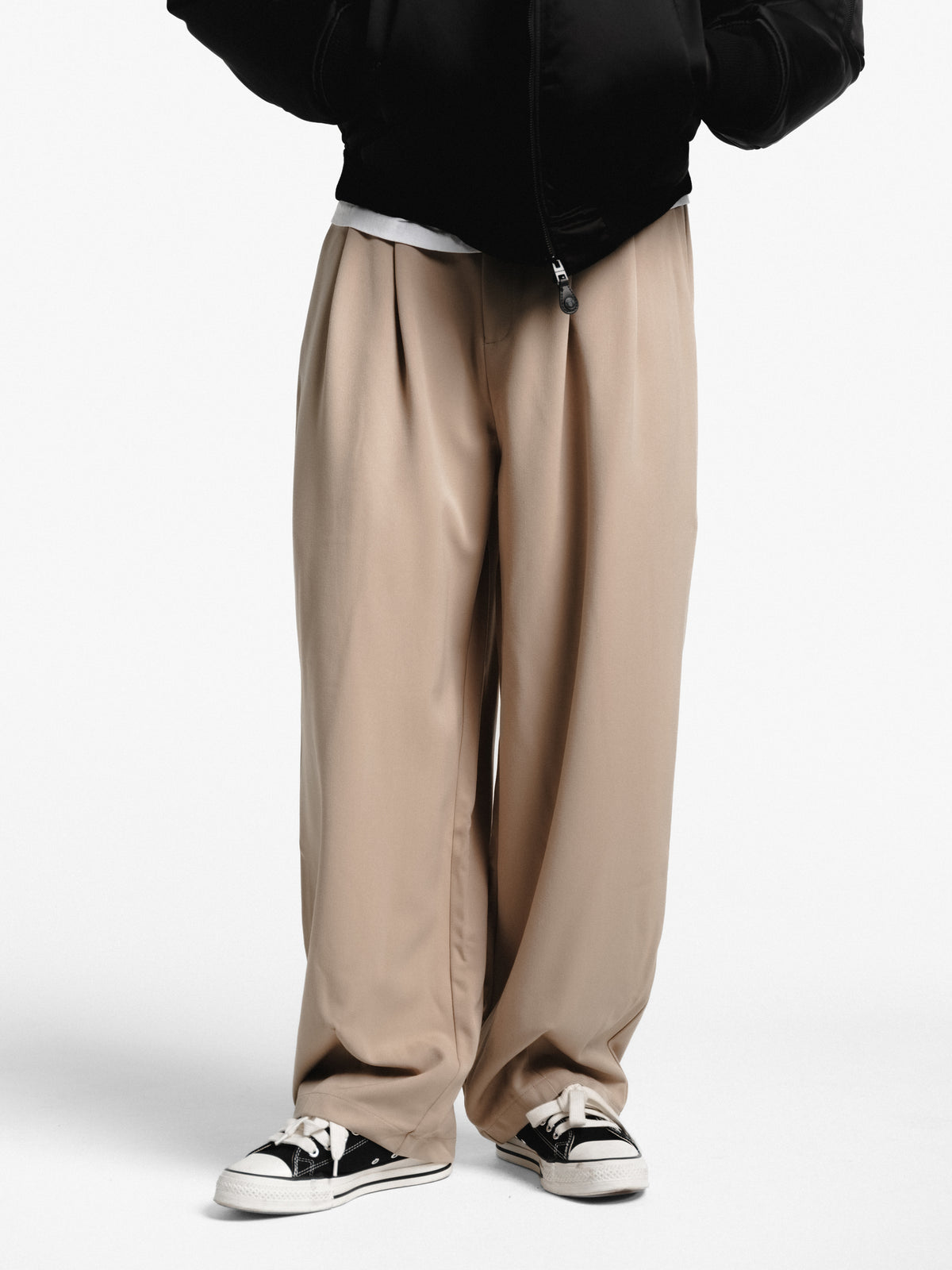 Sweats EU pleated sand-colored pants with a relaxed fit, showcased on a model against a neutral background.