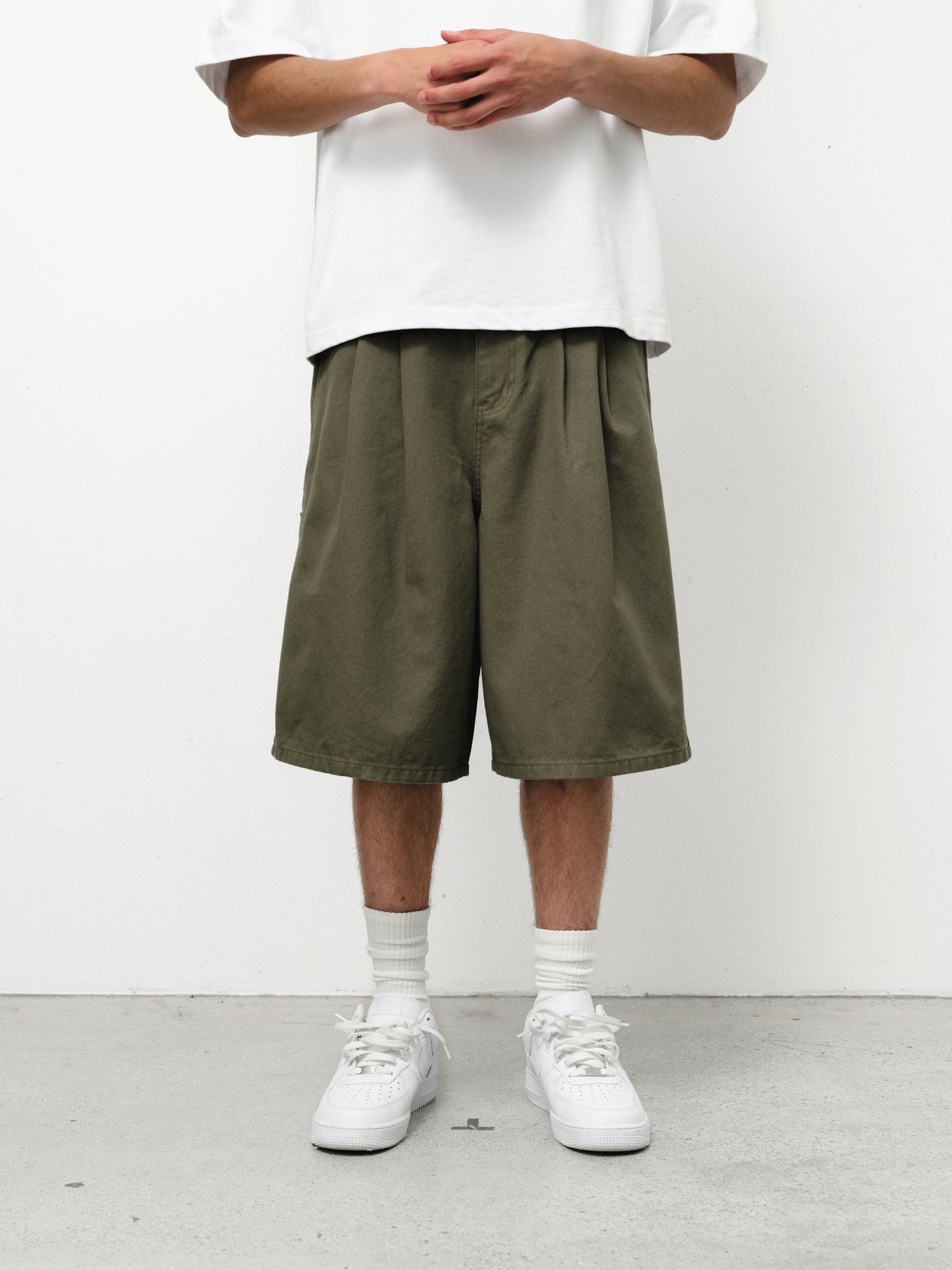 Olive workwear shorts by SWEATS EU with durable fabric and practical design, suitable for industrial or outdoor use.